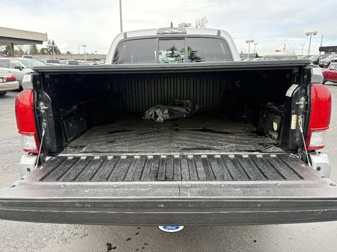 Used 2016 Toyota Tacoma TRD Off-Road w/ Premium & Technology Package image 8