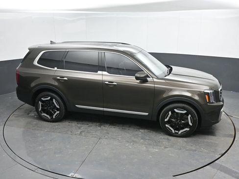 Used 2024 Kia Telluride S image 37