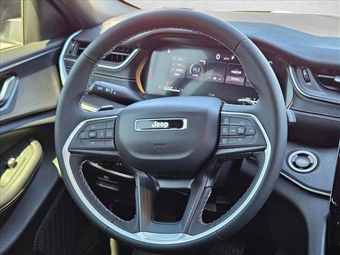 New 2025 Jeep Grand Cherokee Laredo image 11