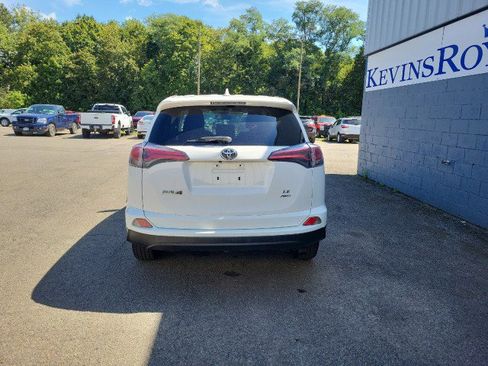 Used 2018 Toyota RAV4 LE image 7