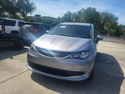 Used 2017 Chrysler Pacifica Touring w/ Tire & Wheel Group FWD image 2