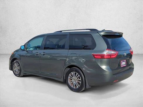 Used 2018 Toyota Sienna XLE image 7