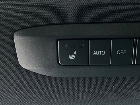 Used 2025 Toyota Sienna Platinum image 16