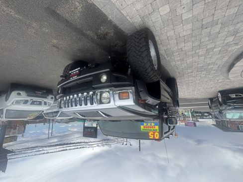 Used 2005 HUMMER H2 SUT w/ Preferred Equipment Group image 4