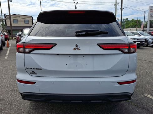 Used 2022 Mitsubishi Outlander ES AWD/4WD image 2