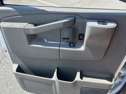 Used 2017 Chevrolet Express 2500 RWD image 18
