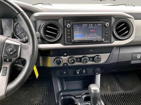 Used 2019 Toyota Tacoma SR5 AWD/4WD image 9