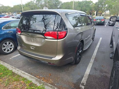 Used 2018 Chrysler Pacifica Touring Plus w/ S Appearance Package FWD image 2