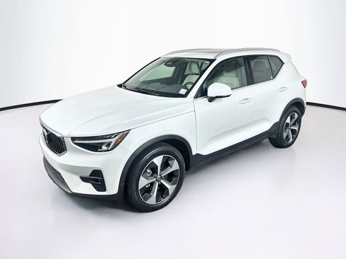Used 2023 Volvo XC40 B4 Plus w/ Protection Package Premier FWD image 3