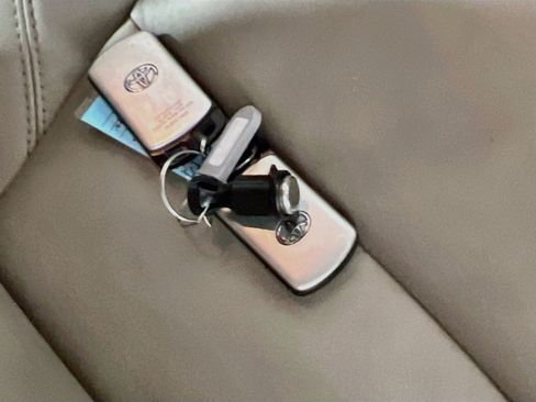 Used 2017 Toyota Sienna Limited FWD image 36