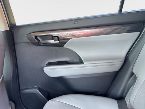 New 2026 Toyota Highlander Platinum AWD/4WD image 12