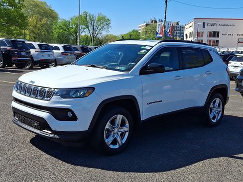 Used 2023 Jeep Compass Latitude w/ Sun and Sound Group AWD/4WD image 3