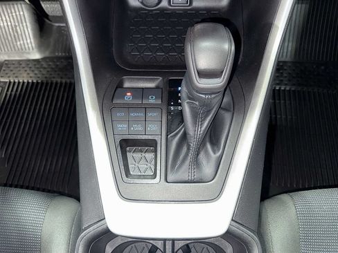 Used 2022 Toyota RAV4 LE AWD/4WD image 29