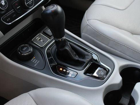 Used 2019 Jeep Cherokee Limited image 23