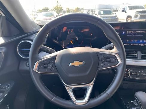 Certified 2025 Chevrolet Trax LT w/ LT Convenience Package FWD image 11