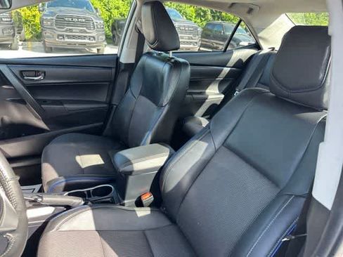 Used 2017 Toyota Corolla SE w/ SE Premium Package FWD image 3