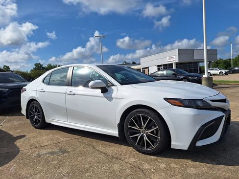 Used 2023 Toyota Camry SE FWD image 3