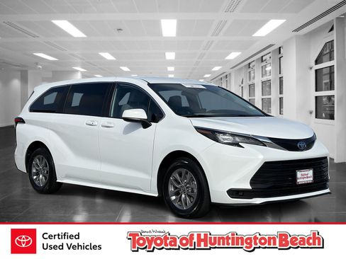 Certified 2025 Toyota Sienna LE FWD image 1