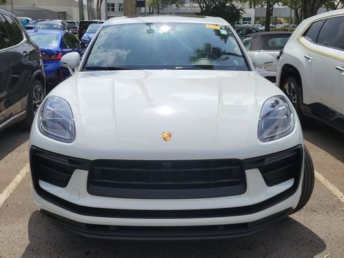 Used 2022 Porsche Macan AWD/4WD image 2