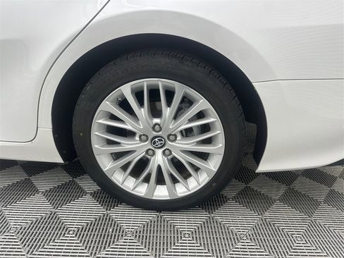 Used 2018 Toyota Camry XLE image 19