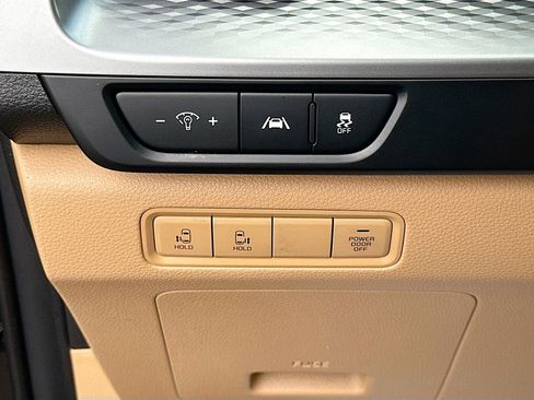Used 2024 Kia Carnival LX FWD image 10
