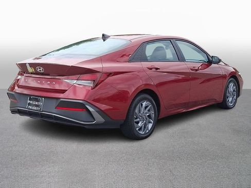 Used 2024 Hyundai Elantra SEL FWD image 4
