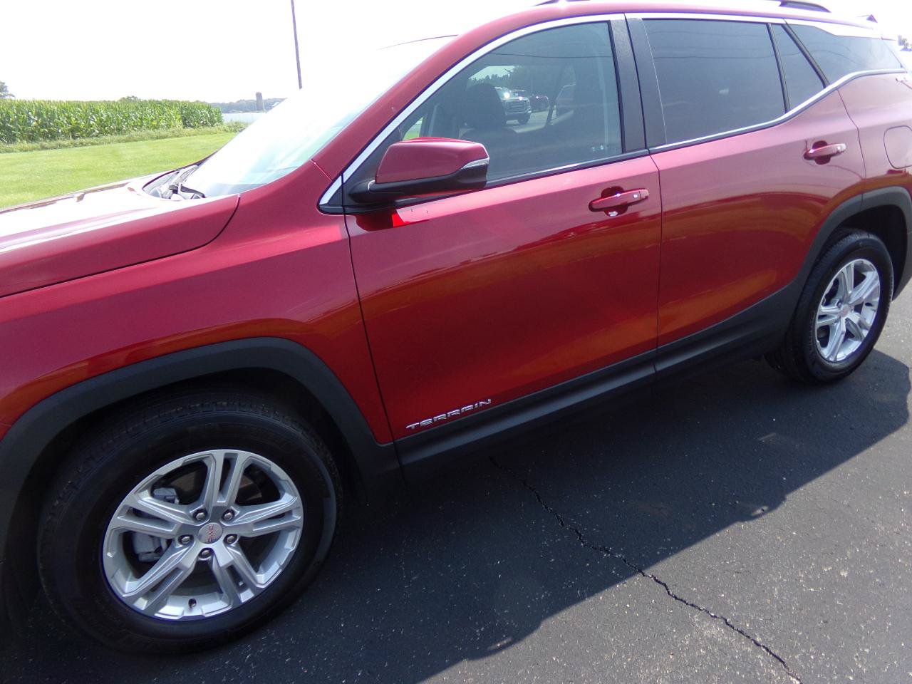 Used 2024 GMC Terrain SLE w/ Driver Convenience Package FWD image 5