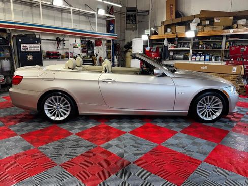 Used 2013 BMW 335i Convertible image 11
