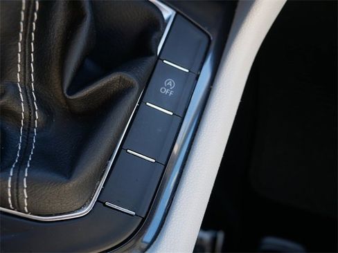 Certified 2022 Volkswagen Tiguan SE image 34