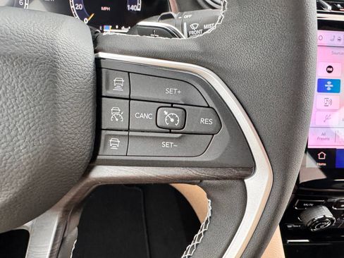 New 2025 Jeep Grand Cherokee Limited w/ Luxury Tech Group II AWD/4WD image 17
