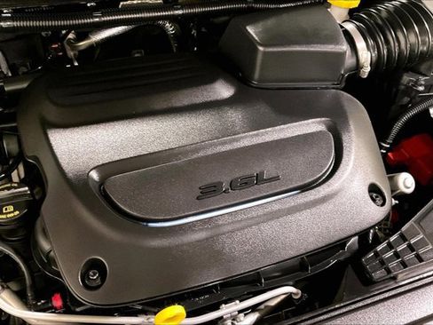 Used 2025 Chrysler Pacifica Limited FWD image 32
