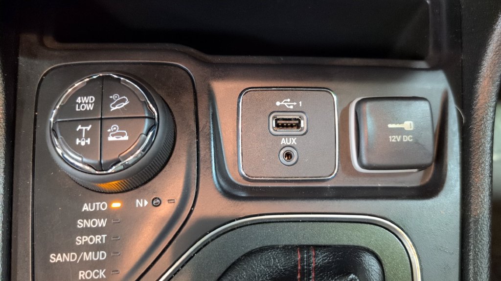 Used 2019 Jeep Cherokee Trailhawk AWD/4WD image 16