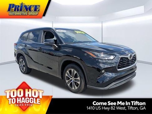 Used 2023 Toyota Highlander XLE FWD image 1