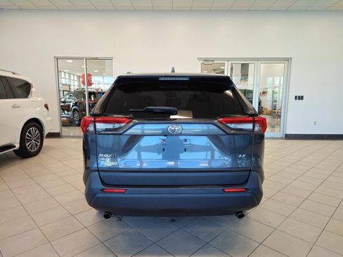 Used 2021 Toyota RAV4 LE FWD image 4