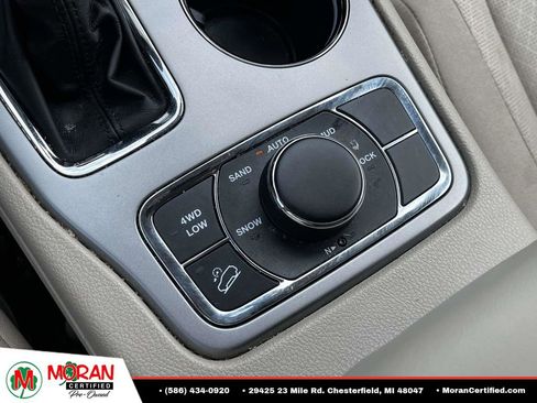 Used 2019 Jeep Grand Cherokee Laredo AWD/4WD image 28