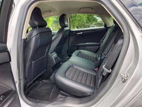 Used 2018 Ford Fusion SE w/ Equipment Group 201A FWD image 5