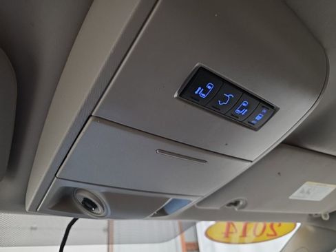 Used 2014 Chrysler Town & Country Touring image 23