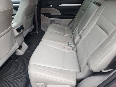 Used 2016 Toyota Highlander XLE image 25
