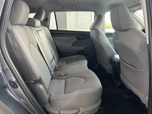 Used 2022 Toyota Highlander LE AWD/4WD image 16