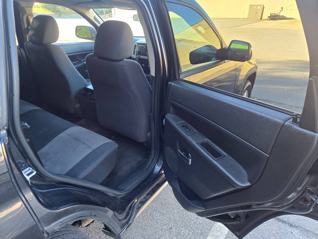 Used 2010 Jeep Grand Cherokee Laredo AWD/4WD image 28