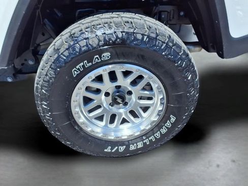 Used 2025 Jeep Gladiator Sport AWD/4WD image 9