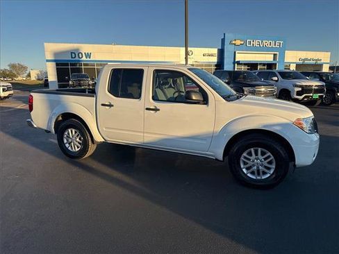 Used 2016 Nissan Frontier SV image 5
