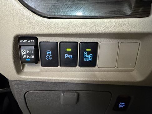 Used 2015 Toyota Sienna XLE Premium FWD image 13