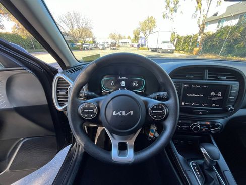 Used 2025 Kia Soul LX w/ LX Technology Package image 32