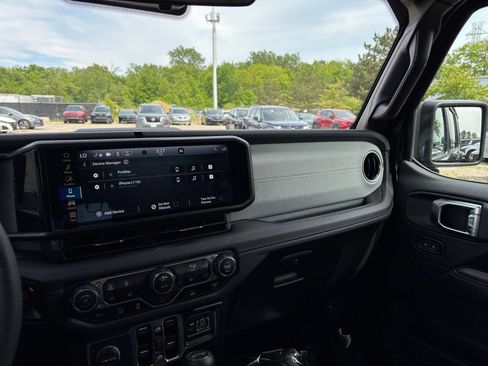 Used 2025 Jeep Wrangler Unlimited Sahara AWD/4WD image 36