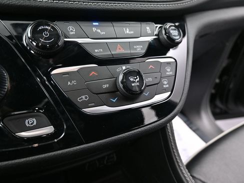 Used 2025 Chrysler Pacifica Limited FWD image 39