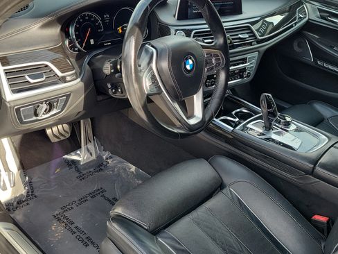 Used 2017 BMW 750i RWD image 9