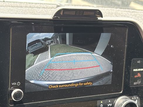 Used 2024 Toyota Highlander XLE FWD image 25