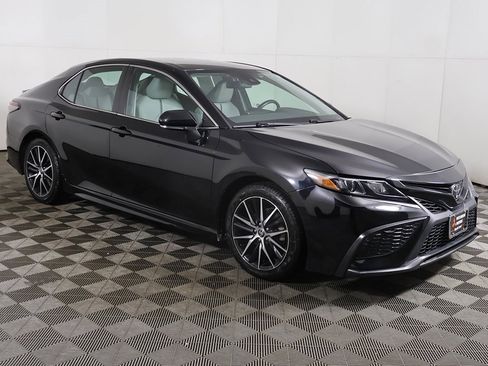 Used 2022 Toyota Camry SE image 2