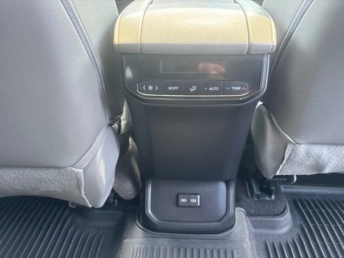 Used 2023 Toyota Highlander XLE AWD/4WD image 10